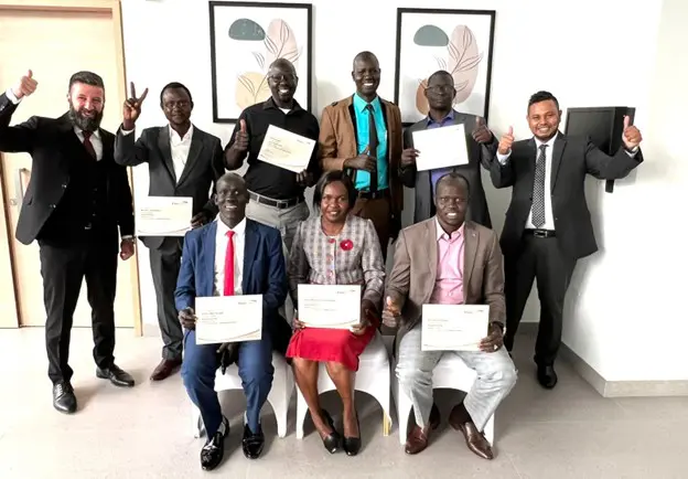 Studenten van de FreeBalance Academy tonen hun opleidingscertificaten